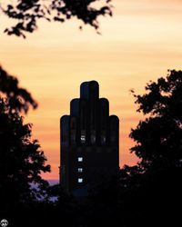 F&uuml;nffingerturm DA Sonnenuntergang zw. B&auml;umen 2