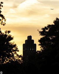 F&uuml;nffingerturm DA Sonnenuntergang zw. B&auml;umen