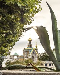 Russische Kapelle mit Pflanzen